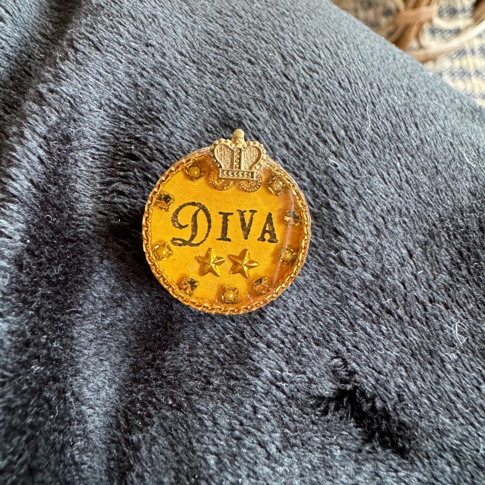 Diva maximal art pin/ button. Gold plated